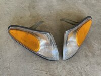 Used 1Gb Front Corner Lights (Shipping and PP fees included)