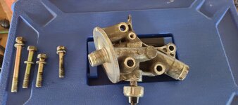 MD122260 6 Bolt Forward Facing Oil Filter Housing